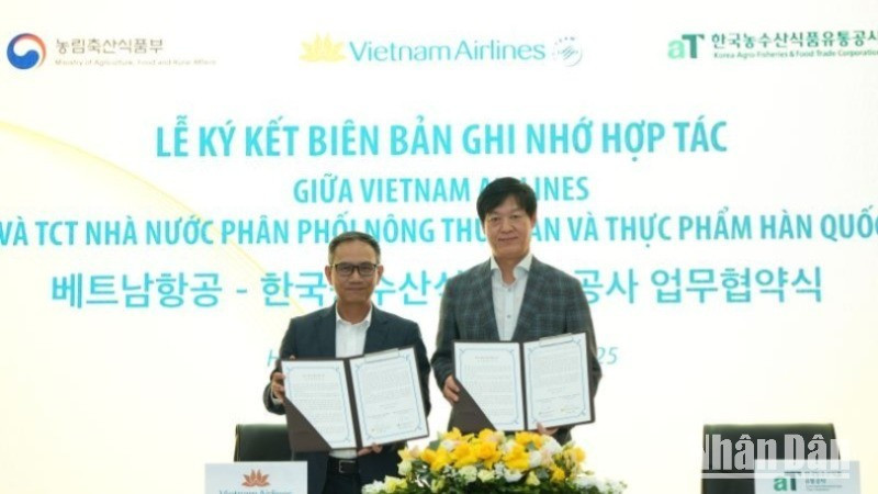 Ông Lê Minh Tuấn, Phó trưởng ban Dịch vụ Hành khách (Vietnam Airlines) và ông Kim Kyoung Cheol, Giám đốc khu vực ASEAN (aT) trao biên bản hợp tác.
