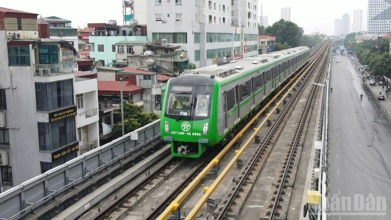 Trong 9 ngày Tết vừa qua, Hà Nội Metro vận hành an toàn tuyệt đối 3.333 lượt tàu chở khách, sản lượng hành khách đạt hơn 243 nghìn lượt, tăng hơn 32% so với dịp Tết năm 2025.