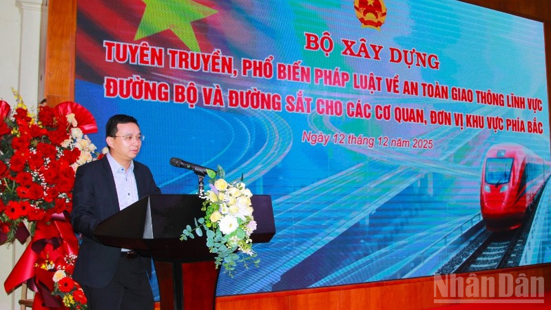 Ông Nguyễn Tuấn Ngọc Tú, Phó Vụ trưởng Vận tải và An toàn giao thông (Bộ Xây dựng) phát biểu ý kiến tại hội nghị.