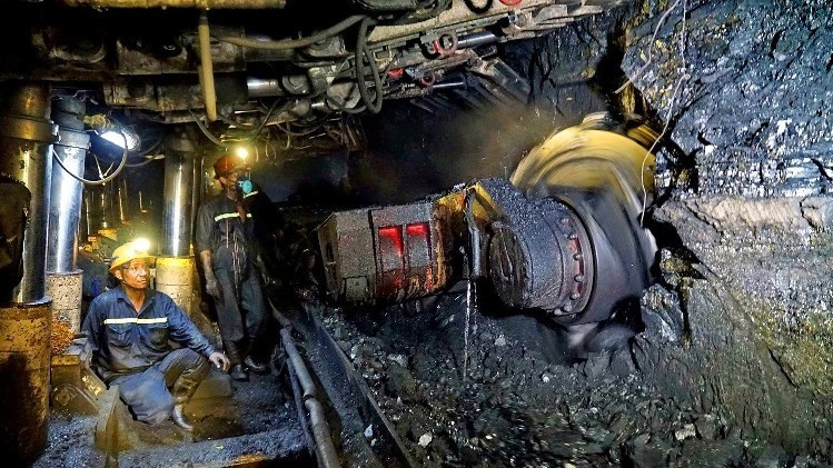 Công ty Than Hà Lầm khai thác trong hầm lò bằng máy khấu than hiện đại.