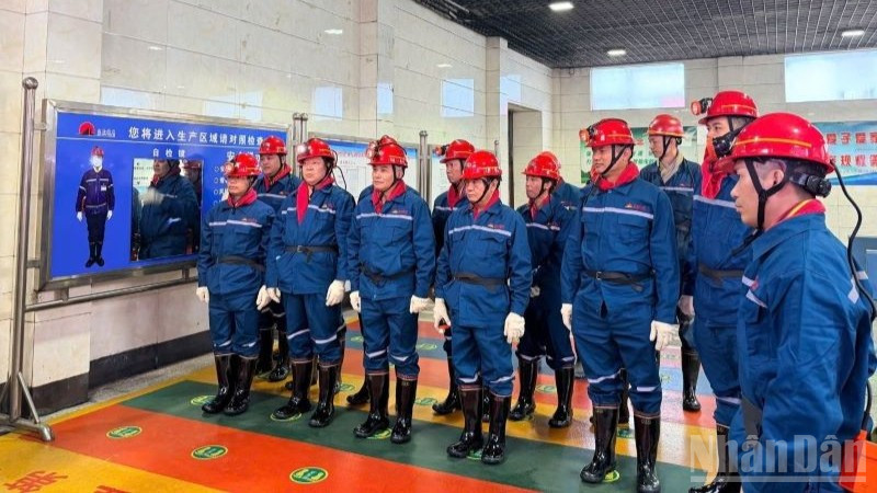 Đoàn công tác của Tập đoàn Công nghiệp Than-Khoáng sản Việt Nam (TKV) khảo sát thực tế, nghiên cứu khai thác cơ giới hoá vỉa dốc tại lò chợ của Công ty Khai thác than Kim Lĩnh.