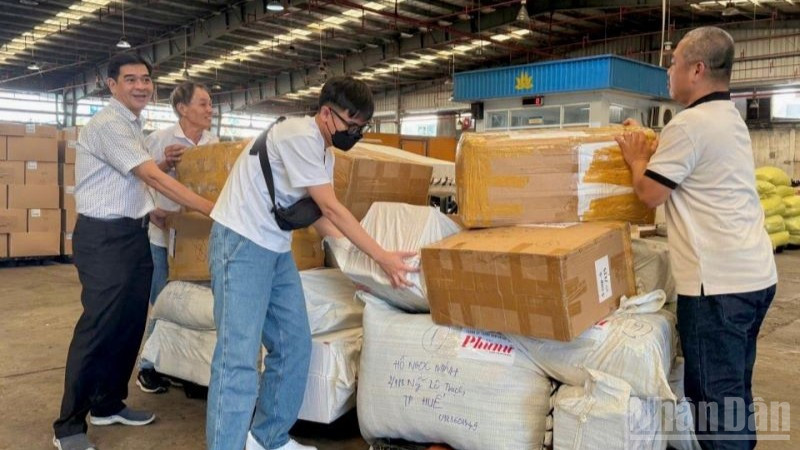 Báo Dân Xã Lô hàng hỗ trợ đầu tiên được vận chuyển trên chuyến bay VN1376 trong ngày 31/10 và VN1366 ngày 1/11 từ Thành phố Hồ Chí Minh đến Huế để chuyển tiếp đến các vùng bị ảnh hưởng của mưa lũ.