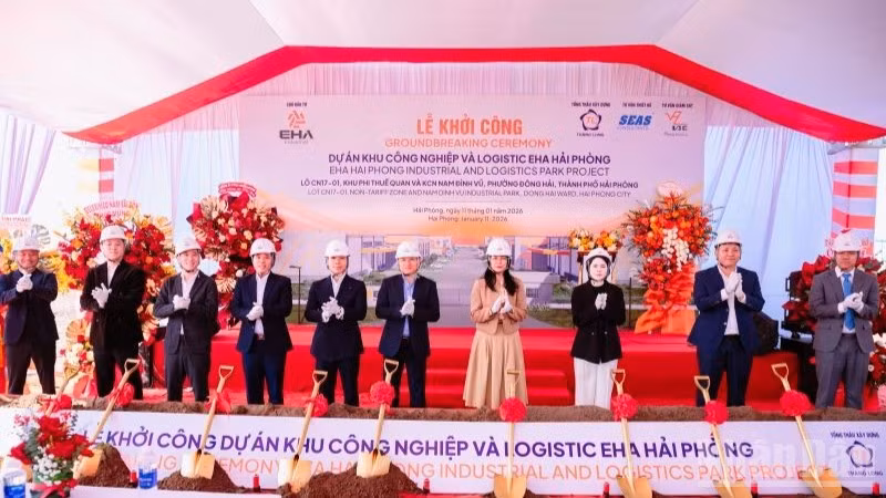 Các đại biểu thực hiện nghi thức khởi công Khu công nghiệp và Logistics EHA Hải Phòng.