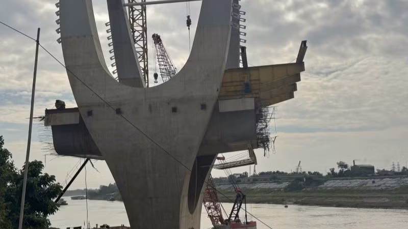 Dự án cầu đường sắt Đuống chỉ hoàn thành được các hạng mục dưới sông do không phải giải phóng mặt bằng.