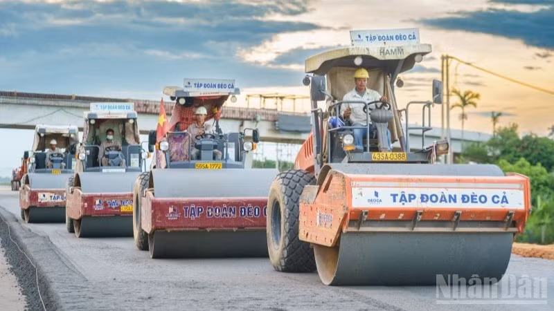 Tập đoàn Đèo Cả cùng liên danh tập trung tối đa nhân sự và thiết bị, tập kết vật tư, hoàn thiện các hạng mục để thông xe 10km cuối tuyến trong dịp 19/8.