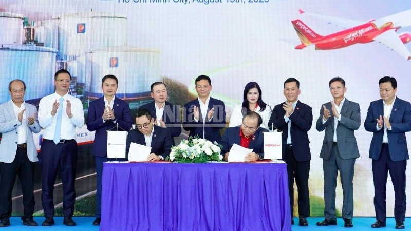 Hãng hàng không Vietjet tiên phong sử dụng nhiên liệu hàng không bền vững SAF (Sustainable Aviation Fuel) do Petrolimex Aviation sản xuất tại Việt Nam trên các chuyến bay của hãng.