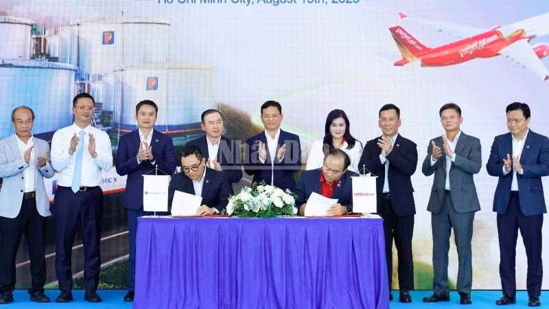 Hãng hàng không Vietjet tiên phong sử dụng nhiên liệu hàng không bền vững SAF (Sustainable Aviation Fuel) do Petrolimex Aviation sản xuất tại Việt Nam trên các chuyến bay của hãng.