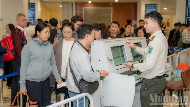 Hành khách làm thủ tục kiểm tra an ninh tại Cảng Hàng không quốc tế Nội Bài.