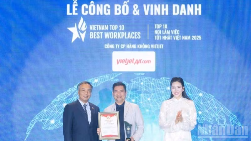 Vietjet được vinh danh top 10 Nơi làm việc tốt nhất Việt Nam 2025, đồng thời góp mặt trong top 50 Nhà tuyển dụng ưa thích nhất và top 500 Nhà tuyển dụng hàng đầu Việt Nam 2025.