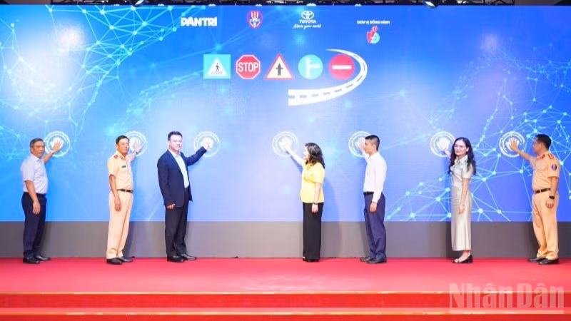 Các đại biểu nhấn nút chính thức khởi động cuộc thi Sáng kiến An toàn giao thông Việt Nam năm 2025.