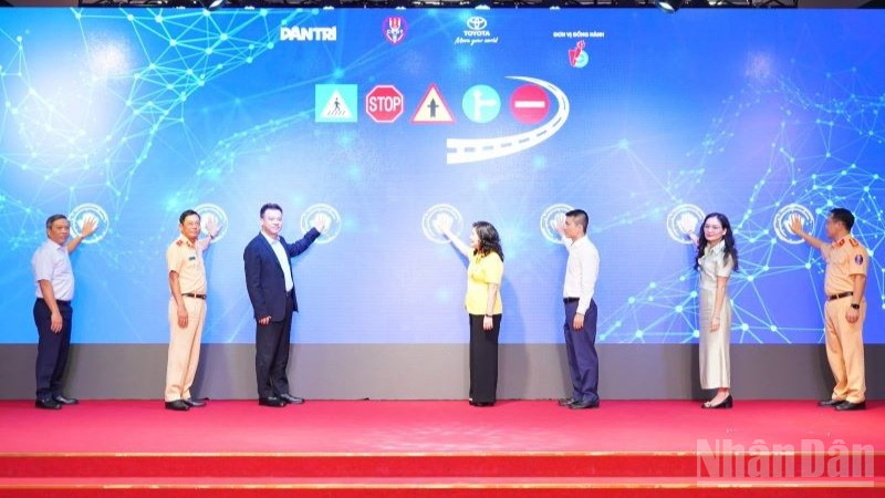 Các đại biểu nhấn nút chính thức khởi động cuộc thi Sáng kiến An toàn giao thông Việt Nam năm 2025.