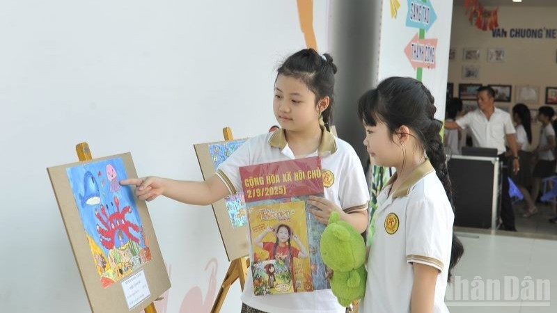 Lễ phát động cuộc thi vẽ tranh tại Trường tiểu học Văn Chương.