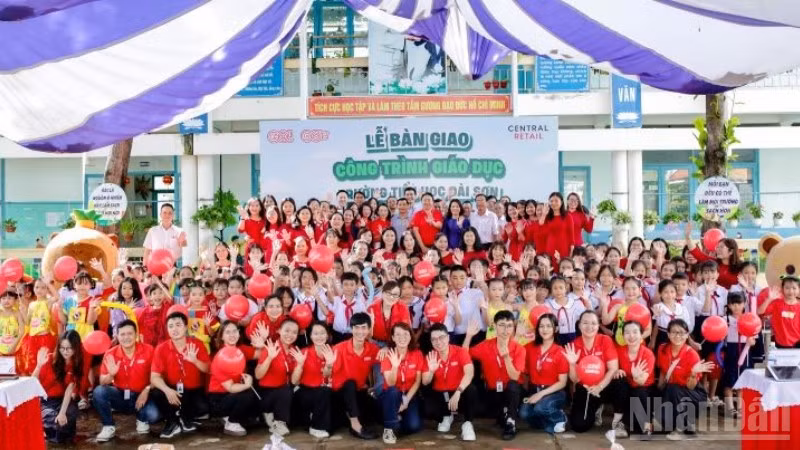 Niềm vui của các em học sinh và thầy cô nhà trường trong ngày nhận bàn giao công trình giáo dục từ Tập đoàn Central Retail Việt Nam.