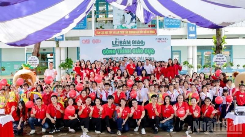 Niềm vui của các em học sinh và thầy cô nhà trường trong ngày nhận bàn giao công trình giáo dục từ Tập đoàn Central Retail Việt Nam.