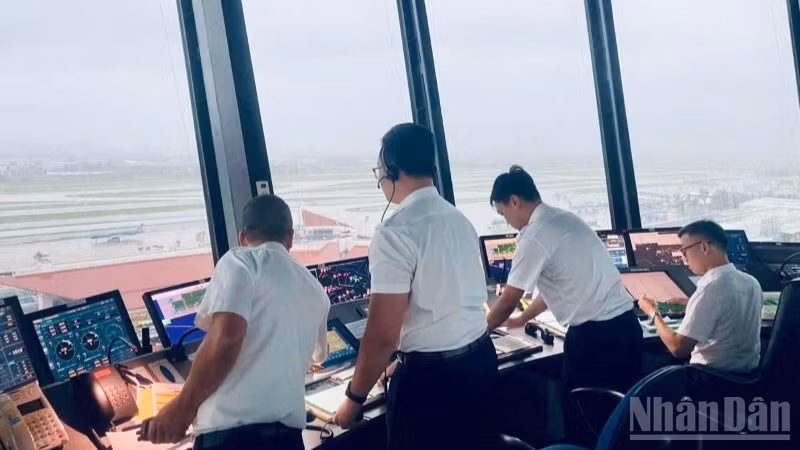 Các kiểm soát viên không lưu trực điều hành bay tại Cảng Hàng không quốc tế Nội Bài ngày 30/9/2025.