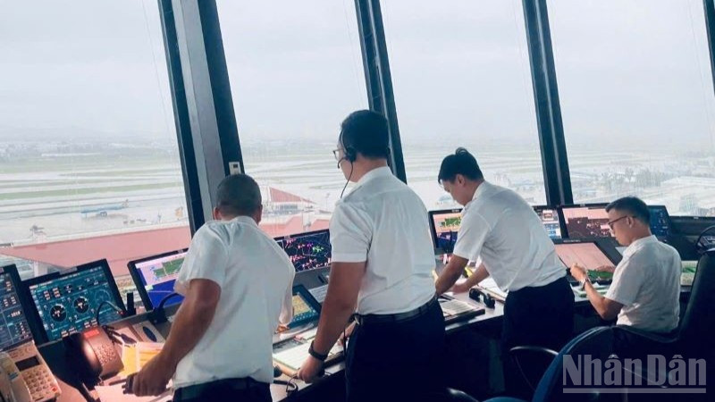 Các kiểm soát viên không lưu trực điều hành bay tại Cảng Hàng không quốc tế Nội Bài ngày 30/9/2025.