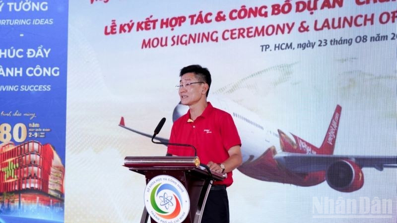 Đại diện lãnh đạo Vietjet công bố sáng kiến "Chuyến bay khởi nghiệp".
