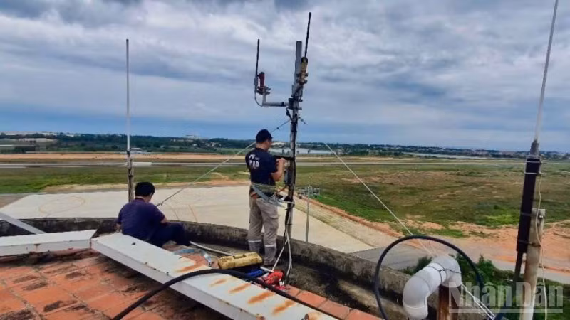 Cán bộ, nhân viên Đài Kiểm soát không lưu Vinh (Nghệ An) chằng néo lại anten, cáp tín hiệu, thiết bị kỹ thuật trong khuôn viên Đài, ứng phó bão số 5.