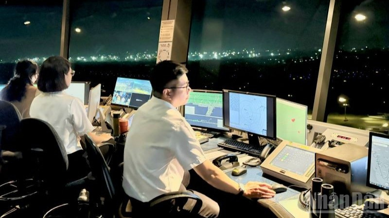 Kíp trực kiểm soát không lưu ban đêm tại Cảng hàng không quốc tế Tân Sơn Nhất (Thành phố Hồ Chí Minh).