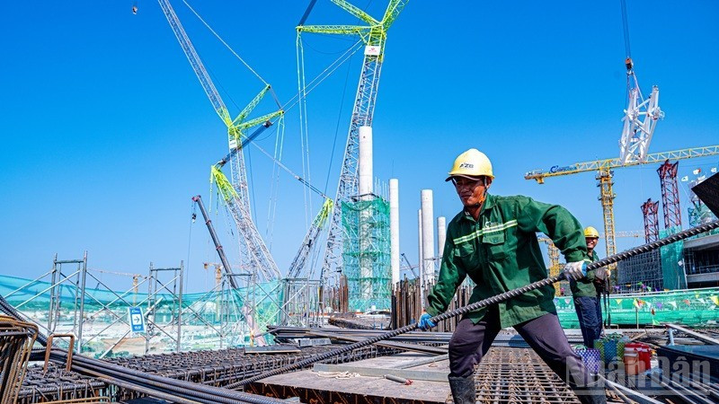 Công nhân thi công 3 ca nhằm đẩy nhanh tiến độ Cảng Hàng không quốc tế Phú Quốc. 