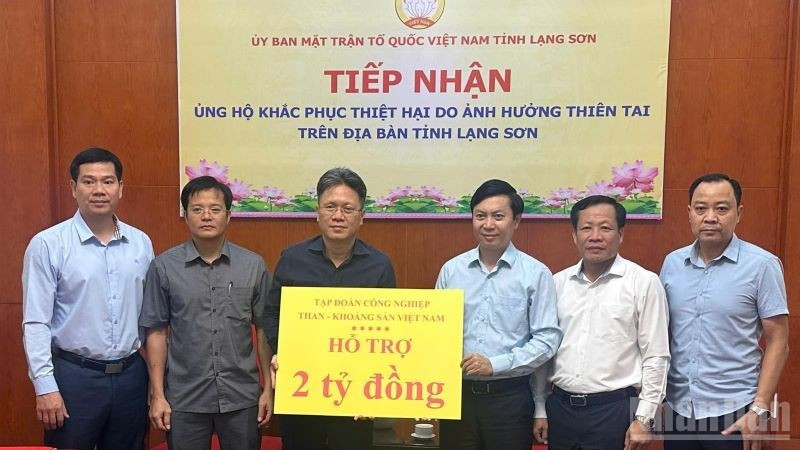 Lãnh đạo TKV trao 2 tỷ đồng ủng hộ Lạng Sơn khắc phục hậu quả bão lũ.