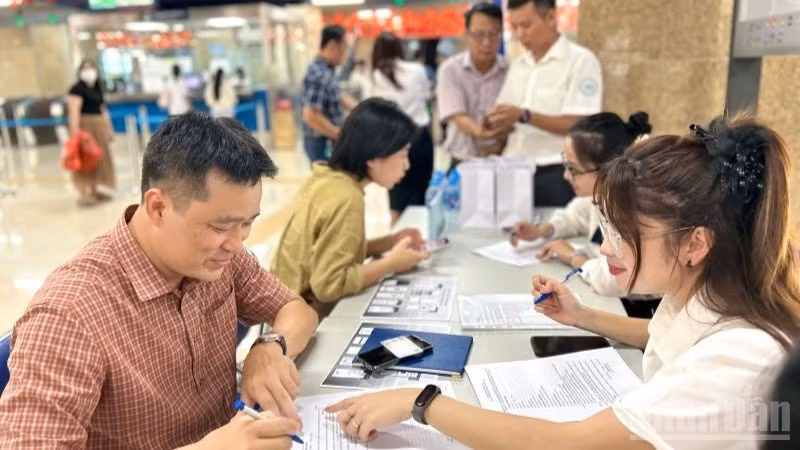 Hà Nội Metro hỗ trợ toàn bộ tiền vé cho hành khách thử nghiệm nhận diện sinh trắc học, thanh toán không dùng tiền mặt đến hết tháng 10/2025.