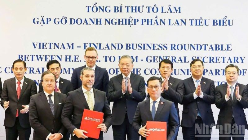 Tổng giám đốc Vietjet Đinh Việt Phương (phải, hàng trước) và Tổng giám đốc Airways Aviation, ông Alexandre Alves (trái, hàng trước) trao thỏa thuận hợp tác đào tạo nguồn nhân lực chất lượng cao cho ngành hàng không quốc tế.