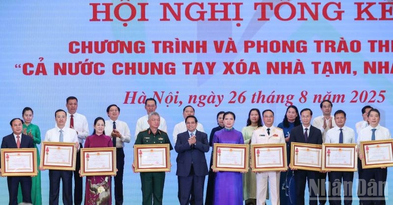 Đại diện lãnh đạo Bộ Xây dựng đón nhận Huân chương Lao động hạng 3 trong phong trào thi đua “Cả nước chung tay xóa nhà tạm, nhà dột nát" trên phạm vi cả nước năm 2025.