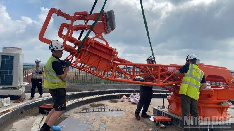 Đội ngũ kỹ sư, chuyên viên kỹ thuật của Trung tâm Kiểm soát không lưu Long Thành phối hợp chặt chẽ với các chuyên gia của nhà thầu EASAT triển khai lắp đặt trạm radar giám sát sơ/thứ cấp.