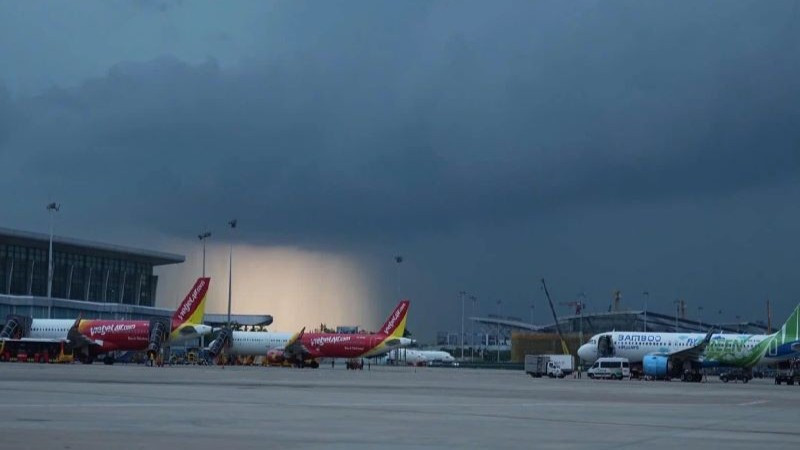 Mưa dông lớn khiến nhiều chuyến bay ở khu vực phía bắc bị ảnh hưởng.