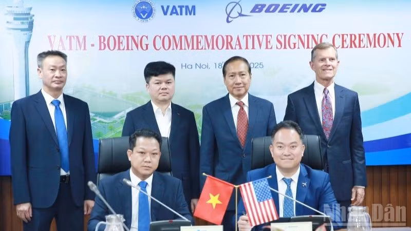 Ông Lê Hoàng Minh, Chủ tịch Hội đồng thành viên VATM và ông Malcom An3, đại diện Tập đoàn Boeing ký Biên bản ghi nhớ hợp tác nghiên cứu.