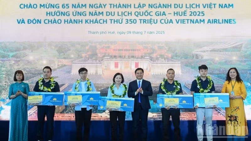 Mười hành khách may mắn được nhận vé khứ hồi hạng nội địa phổ thông.