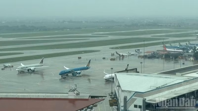 Mưa dông lớn tại khu vực Cảng Hàng không quốc tế Nội Bài sáng 7/10.