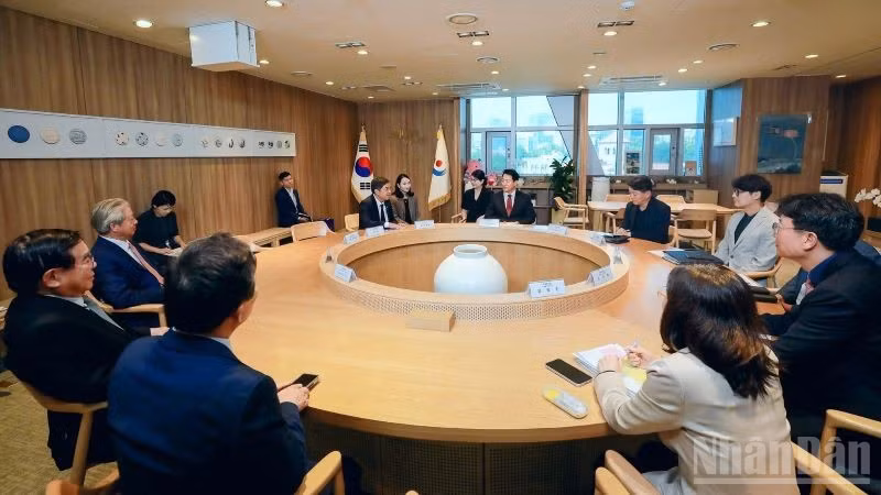 Đoàn công tác Liên danh nhà đầu tư dự án Đại lộ-cảnh quan sông Hồng đi tìm hiểu, học tập kinh nghiệm triển khai tại Hàn Quốc.