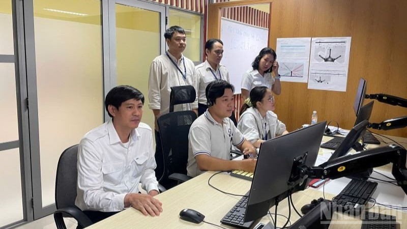 Các kiểm soát viên không lưu xử lý các tình huống giả định như thời tiết xấu, trục trặc hệ thống, thiết bị dẫn đường, các tình huống liên quan đến khẩn nguy tàu bay,… phục vụ chuyến bay kỹ thuật đầu tiên tại Cảng Hàng không quốc tế Long Thành.