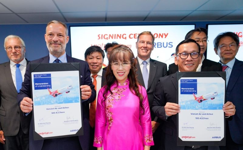 Ông Đinh Việt Phương, Tổng Giám đốc Vietjet (phải) và ông Benoît de Saint-Exupéry, Phó Chủ tịch cấp cao phụ trách Kinh doanh máy bay thương mại của Airbus (trái) trao thỏa thuận đặt hàng 100 máy bay A321neo mới.