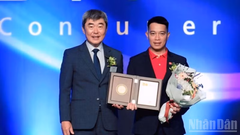 Ông Đinh Xuân Thủy, Phó Giám đốc Thương mại đại diện Vietjet (phải) nhận giải thưởng từ Trưởng Ban Giám khảo, ông Yoo Chang-jo.