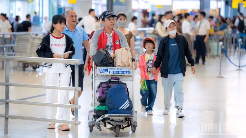 Theo thống kê, lưu lượng hành khách qua Cảng Hàng không quốc tế Nội Bài trong 6 tháng qua đạt 16,5 triệu lượt.