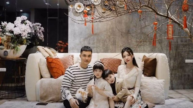 Gia đình hạnh phúc của cơ phó Nguyễn Thanh Tùng trong dịp đón Tết Nguyên đán.