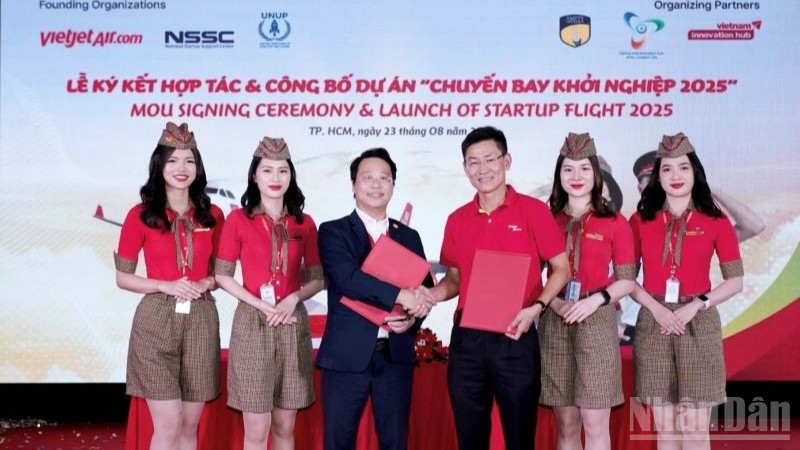Lễ công bố sáng kiến “Chuyến bay Khởi nghiệp” diễn ra tại Thành phố Hồ Chí Minh vừa qua, có sự tham dự của đại diện Chính phủ, lãnh đạo thành phố và chuyên gia từ Viện Công nghệ Ấn Độ.