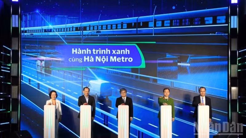 Đại diện lãnh đạo các cơ quan, đơn vị bấm nút khai trương hệ thống kiểm soát vé tự động trên tuyến đường sắt Cát Linh-Hà Đông.