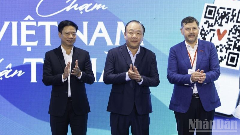 Dưới sự chứng kiến của lãnh đạo Cục Quản lý và Phát triển thị trường trong nước (Bộ Công thương), đại diện Tập đoàn Central Retail Việt Nam và Công ty cổ phần Thanh toán Quốc gia Việt Nam (Napas) tổ chức ký hợp tác triển khai Viet QR pay và tôn vinh sản phẩm Việt.
