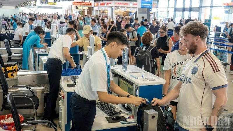 Cảng Hàng không quốc tế Nội Bài ghi nhận hơn 25,3 triệu lượt hành khách qua cảng, đạt gần 80% kế hoạch năm, tăng khá cao so với cùng kỳ năm trước.