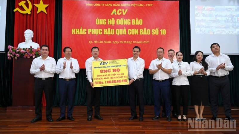 Đồng chí Vũ Thế Phiệt, Chủ tịch Hội đồng quản trị ACV đã trao 2 tỷ đồng ủng hộ đồng bào vùng bão lũ cho đại diện Ủy ban Trung ương Mặt trận Tổ quốc Việt Nam.