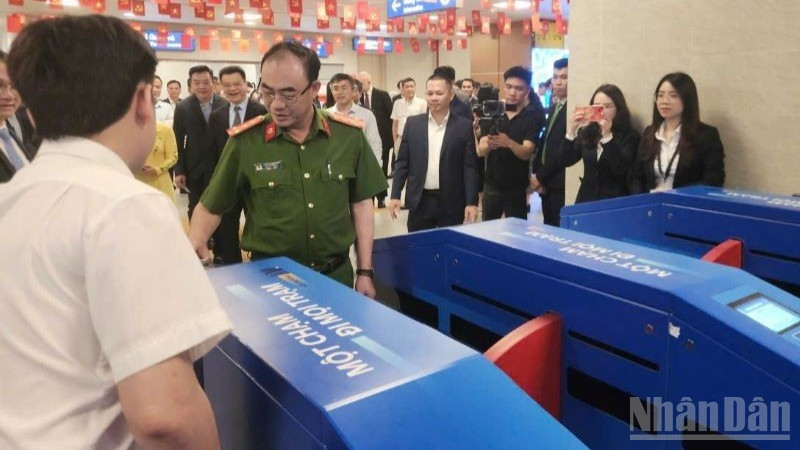 Các đại biểu trải nghiệm hệ thống kiểm soát vé tự động ứng dụng định dạng sinh trắc học.