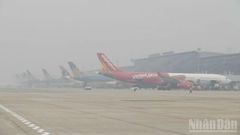 Sáng sớm 27/1, khu vực sân bay Nội Bài sương mù dày đặc, ảnh hưởng khai thác, nhiều chuyến bay buộc phải dừng khai thác, thay đổi giờ cất-hạ cánh.