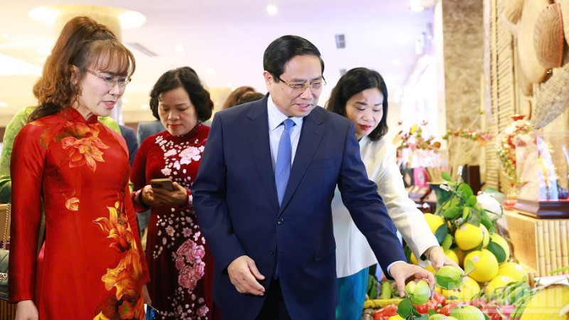 Thủ tướng Phạm Minh Chính tham quan trưng bày sản phẩm nông nghiệp, thủ công mỹ nghệ của các doanh nghiệp do phụ nữ khởi nghiệp.
