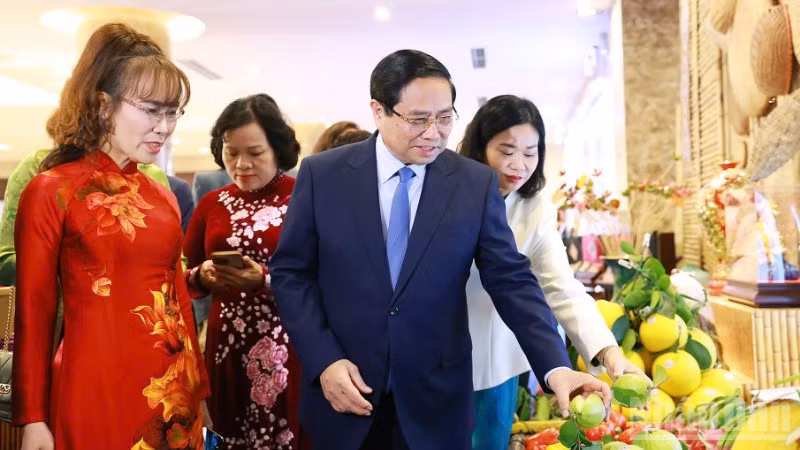 Thủ tướng Phạm Minh Chính tham quan trưng bày sản phẩm nông nghiệp, thủ công mỹ nghệ của các doanh nghiệp do phụ nữ khởi nghiệp.