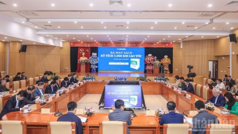 Các đại biểu tham dự lễ ra mắt sách "Kỳ tích 3.000km đường cao tốc".