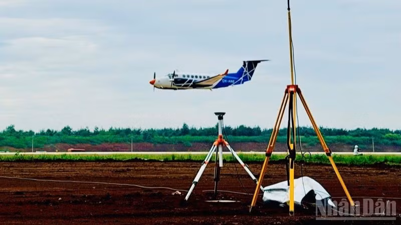 Lúc 6 giờ sáng 26/9/2025, chuyến bay kiểm tra hiệu chuẩn các hệ thống thiết bị dẫn đường, giám sát hàng không tại Cảng Hàng không quốc tế Long Thành đầu tiên đã tiếp cận vùng trời Long Thành, thực hiện các bài bay kiểm tra, hiệu chuẩn.